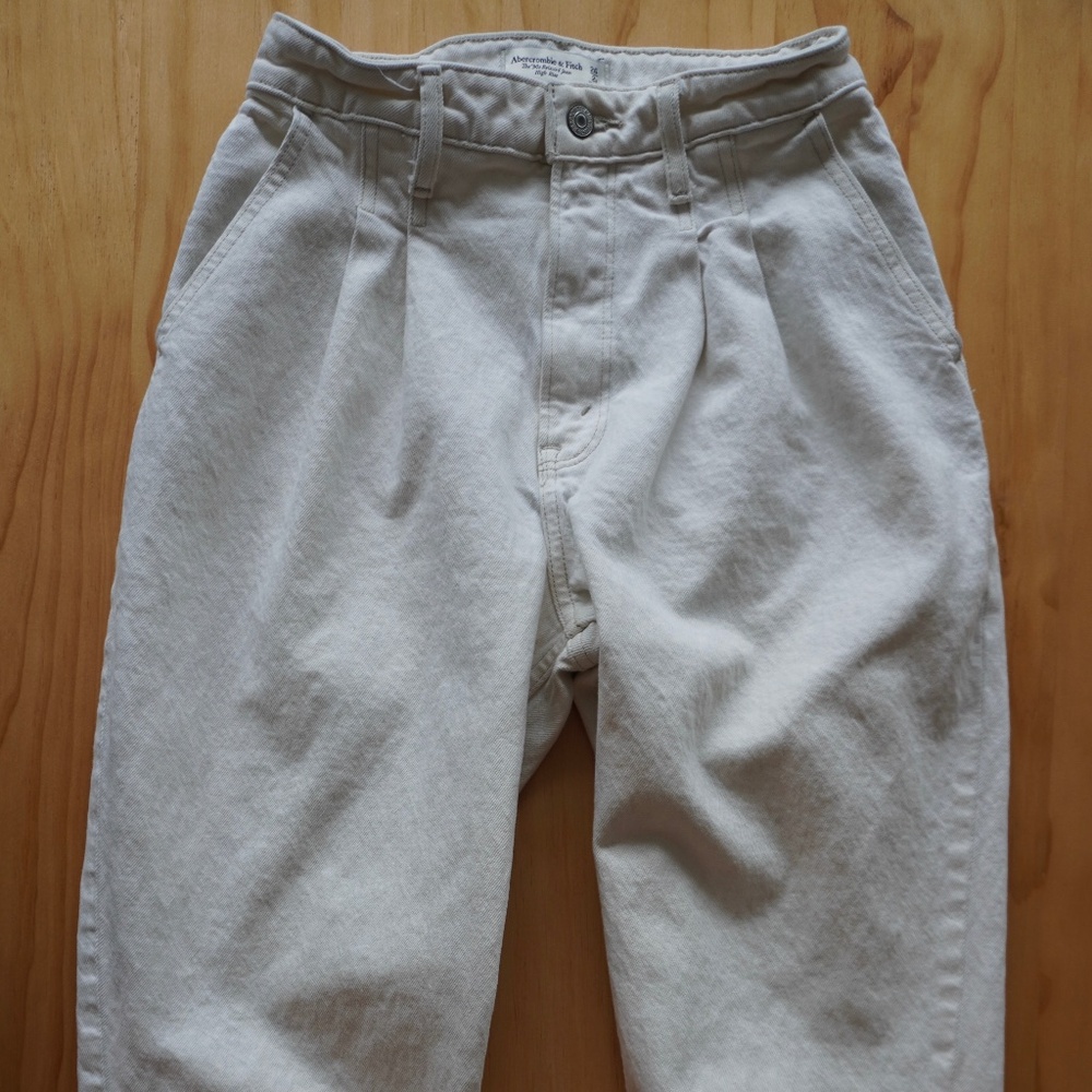 Size 26 Abercrombie The '90s Relaxed Jean High Rise Curve Love (Beige)